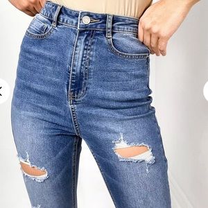 MISSGUIDED Knee Distress Highwaisted Jeans
